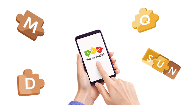 Приложение Puzzle English на смартфоне в руке